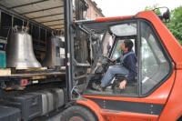 Präzision und gute Nerven: Staplerfahrer Norbert Rheinhold beim Glockenabladen