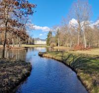 Fürstliche Blickachse durch den Schlosspark auf das Schloss der Fürsten zu Fürstenberg in Donaueschingen