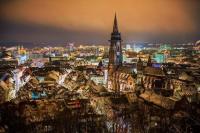Die Altstadt und das Freiburger Münster bei Nacht.