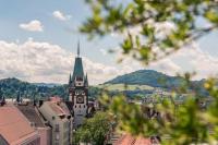 Das Freiburger Martinstor mit Blick auf den Schönberg