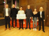 Sparkassen-Börsenspiel 2019 der Sparkasse Freiburg: Gruppe „VierEuroZwanzig“: Alica Csapo, Luca Bohr, Robert Hassler und Konrad Beck von der Richard-Fehrenbach-Gewerbeschule in Freiburg räumten den Hauptpreis mit 500 Euro ab. Beate Schwarz und Spiell