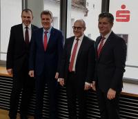 Sparkassen-Freiburg: Bernd Rigl (Vorstandsmitglied, Firmenkundengeschäft) Marcel Thimm (Vorstandsvorsitzender, Gesamtbanksteuerung) Erich Greil (Stv. Vorstandsvorsitzender, Privatkundengeschäft) Lars Hopp (Vorstandsmitglied, Interne Dienste)