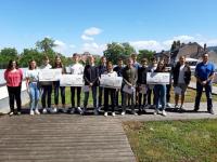 Die Siegerteams aus dem Freiburger  Rotteck-Gymnasium und dem  Berthold-Gymnasium mit Lehrer Heiko Utzinger