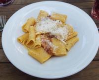 Auch deutsche Köche können Prima-Pasta kochen: Die Kreuzeck-Carbonara mit Rigatoni, aber mit den Original-Carbonara-Zugaben. 