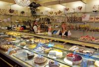 Große Kuchenauswahl im Schwarzwälder Kaffeehaus: Confiserie-Cafe-Conditorei Mayerhöfer in Furtwangen