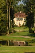 Ein Gartenkünstler war am Werk: das Schloss spiegelt sich hintereinader in allen drei Teichen des Auguste-Victoria-Parks