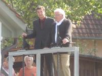 Sie drehten an den Schrauben und öffneten die Wasserschleuse: BM Walter Laub und BM Seurot