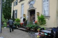 Wieder eine Fernseh-Kulisse aus Umkirch: Christine Kaufmann spielt im Queen-Auguste-Victoria-Park für die ARD!