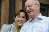 Charme-Offensive: Schauspielerin Christine Kaufmann verblüfft  Parkschöpfer Werner Semmler während der Drehpausen in Umkirch.