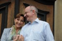 Charme-Offensive: Schauspielerin Christine Kaufmann verblüfft  Parkschöpfer Werner Semmler während der Drehpausen in Umkirch.