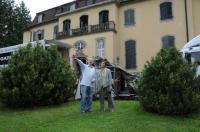 Park-Schöpfer Werner Semmler zeigt Schauspielerin Christine Kaufmann seine "Landschatftsbilder".