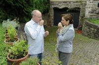 Geruchs-Proben: Schauspielerin Christine Kaufmann riecht  mit Parkschöpfer Werner Semmler an seinen Duft-Kräutern 