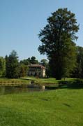 Auguste-Victoria-Park: Das Schloss aus den verschiedensten Richtungen im Wasser gespiegelt zu bekommen ist Gartenkunst
