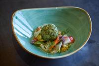 Sterne-Koch Thomas Messerer malt in der Halde  essbare Gemälde in die Teller der Feinschmecker.